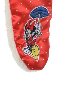 Roter Satinpantoffel mit weißen Punkten und flauschigem Innenfutter; mit einer Stickerei von Minnie Maus, die einen blauen Regenschirm hält.