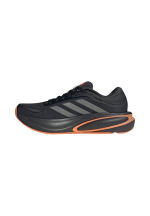 Zapatilla de correr negra y gris con detalles en naranja en la suela, entresuela acolchada y tres franjas grises en el lateral, vista desde el lado exterior.