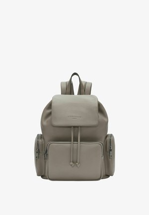 Sac à dos en cuir gris avec un rabat, deux poches latérales et une poche zippée à l'avant. Dispose d'une fermeture à cordon et de bretelles réglables.
