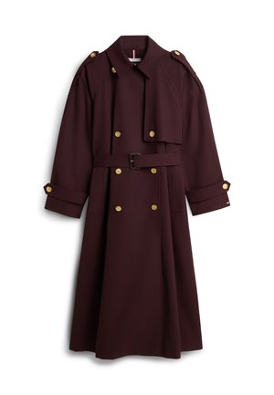 Gabardina color burdeos con botones dorados, diseño de doble botonadura, cintura con cinturón, hombreras y mangas largas. Textura de tela lisa.