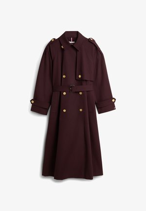 Burgundia punane trentskate kuldsete nuppudega, kahekordse nööpimiskujundusega, vööga taljeosaga, õlapadjanditega ja pikkade varrukatega. Sile kangapind.