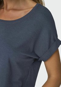T-shirt à manches courtes, bleu marine foncé. Tissu en coton doux avec un col rond et des manches à revers. Texture lisse et coupe décontractée.