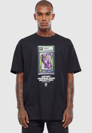 Sort sort t-shirt i sort bomuld med et grafisk motiv af en lilla karakter i designet af et samlekort med teksten "blend" og "ARTIST TRADING CARD SELECTION."