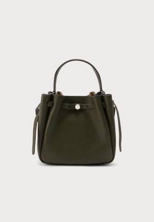 Sac à main en cuir vert foncé avec une anse unique sur le dessus, côtés froncés et une sangle avant avec fermeture par bouton argenté, présenté sur un fond uni.