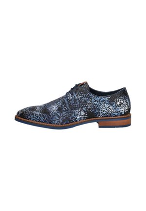 Heren schoenen met een bovenwerk van blauw en zwart patroon, van leren materiaal, met een ronde neus, en een bruine accent op de zool en hak.