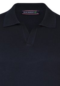 Marineblauwe gebreide polo met een gestructureerde kraag en een Felix Hardy label binnenin de halslijn, maat medium.