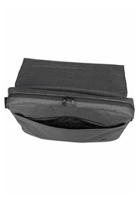 Bolsa de textil gris con cierre de cremallera; forma rectangular; cuenta con un bolsillo frontal y compartimentos internos para la organización. Textura suave.