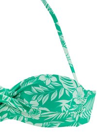 Top bikini floreale verde con motivi bianchi di foglie e fiori tropicali. Presenta uno stile bandeau con centro arricciato e spalline regolabili.