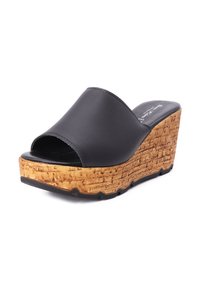 Infradito wedge in pelle nera con punta aperta, piattaforma con texture cork e suola texturizzata per grip.