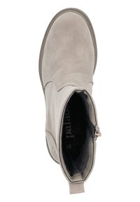 Botín de ante gris con punta redondeada, paneles laterales elásticos y cremallera lateral. Textura suave con suela baja y texturizada.