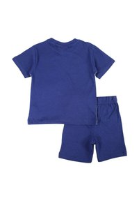 T-shirt en coton bleu marine à manches courtes, assorti à un short de la même couleur. Les deux pièces présentent un design simple et uni, sans motifs imprimés.