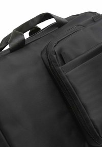 Bolsa de portátil negra hecha de nylon texturizado. Presenta asas sintéticas y un bolsillo frontal con cremallera. Diseño compacto con un acabado liso.