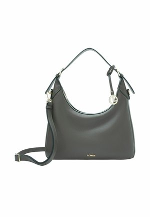 Sac à main en cuir gris foncé avec une forme courbée, surface texturée, bandoulière amovible et logo doré. Accentué par un détail matériel circulaire.