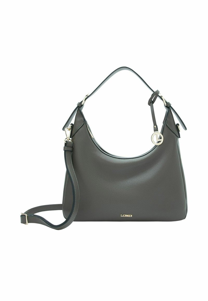 Sac à main en cuir gris foncé avec une forme courbée, surface texturée, bandoulière amovible et logo doré. Accentué par un détail matériel circulaire.