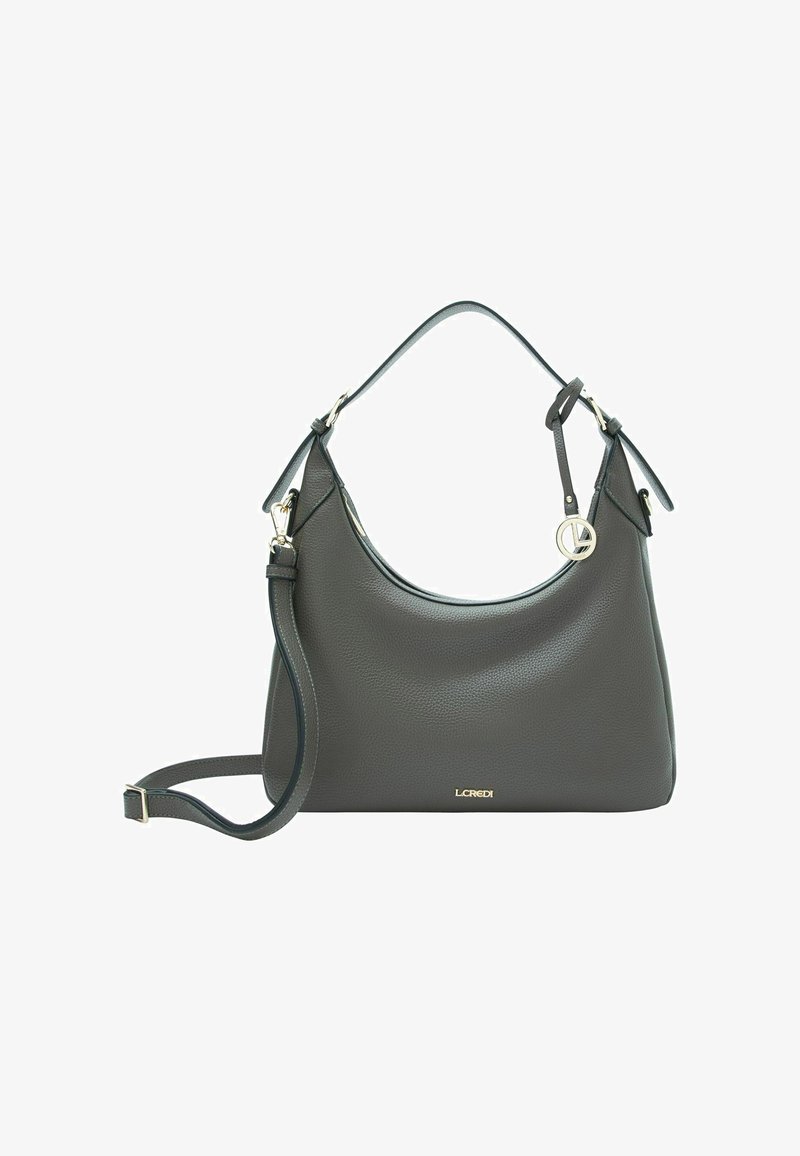 Borsa in pelle grigio scuro con forma curvata, superficie testurizzata, tracolla removibile e logo in tonalità oro. Accentuata da un dettaglio hardware circolare.