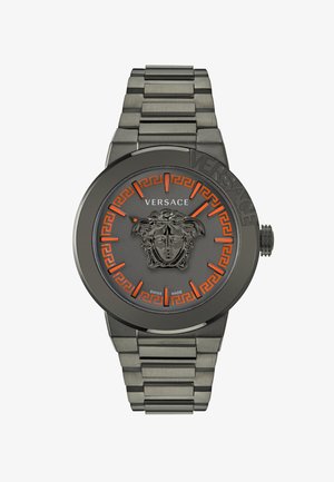 Hodinky Versace s šedým ciferníkem, který má 3D emblém Medusy, oranžové akcenty, vyvýšený vzor řeckého klíče a nerezový náramek.