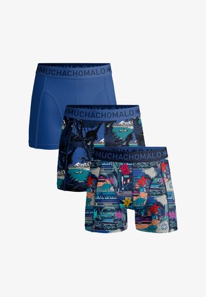 Három pár férfi boxeralsó: egy egyszínű kék, két színes trópusi és városi mintával, mindegyik a 'Muchachomalo' márkázott derékszíjjal.
