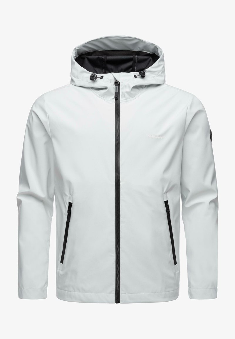 Veste blanche imperméable avec capuche ajustable, fermée par un zip noir et accentuées de poches, présentant une texture lisse et un design minimaliste.