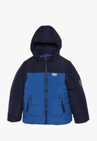Dziecięca kurtka puchowa z granatowym kapturem i rękawami, królewskoniebieskim tułowiem, zamek błyskawiczny z przodu, kieszeniami na zamek oraz małą naszywką na klatce piersiowej i rękawie.