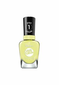 Neon yellow nagellack i en klar glasflaska med ett svart lock märkt "STEG 1 FÄRG," med en rund logotyp för "miracle GEL."