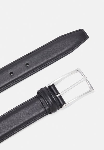 Cinturón de cuero negro con textura suave, hebilla de metal plateado y múltiples orificios de ajuste para el tamaño. Costuras ordenadas a lo largo de los bordes.