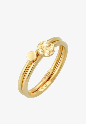 Goldfarbener Ring mit zwei verflochtenen Bändern, ausgestattet mit einer strukturierten runden Oberseite und einem glatten runden Akzent. Mit "925" für Sterling Silber markiert.