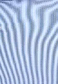 Katoenstof met afwisselend lichte en donkere blauwe verticale strepen, een gladde textuur, gelijkmatige spatiëring en een strakke, schone uitstraling.