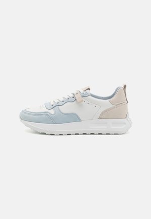 Baskets bleu clair et blanches avec des matériaux en daim et cuir. Présentent une semelle texturée, un design à lacets et un onglet de talon beige.