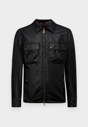 Chaqueta negra con cierre de cremallera, dos bolsillos frontales con solapa y botones, y un forro a cuadros. Textura suave, diseño con cuello.