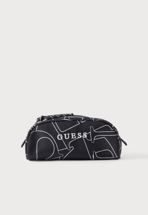 Sort rektangulært lynlås-etui med hvide abstrakte linjemønstre og "GUESS"-logo i hvid centreret foran.