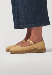 Žluté semišové espadrilky se svrškem se sponou, plochou podešví s tkanými juta akcenty a kulatou špičkou.