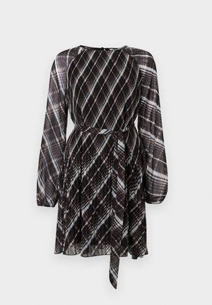 Vestido a cuadros en blanco y negro con mangas largas, cintura ceñida, falda fluida y detalle de lazo en la cintura. Tejido ligero y texturizado.