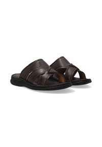 Brune læder sandaler med en åben tådesign og krydsede stropper samt en tekstureret overflade, monteret på en tekstureret sort sål.