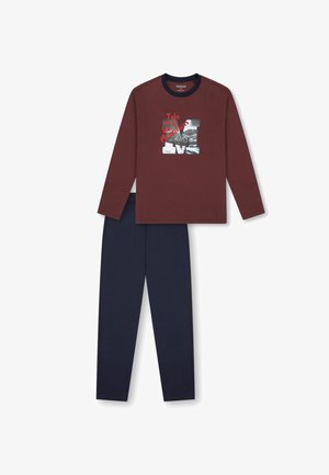 Camicia a maniche lunghe granata con grafica di una montagna e testo rosso, abbinata a pantaloni blu navy con vita elastica, entrambi realizzati in morbido tessuto di cotone.