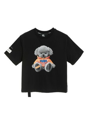 Camiseta negra de manga corta con un oso de peluche gris con una sudadera con capucha naranja impresa en la parte delantera y una pequeña etiqueta blanca en la manga izquierda.