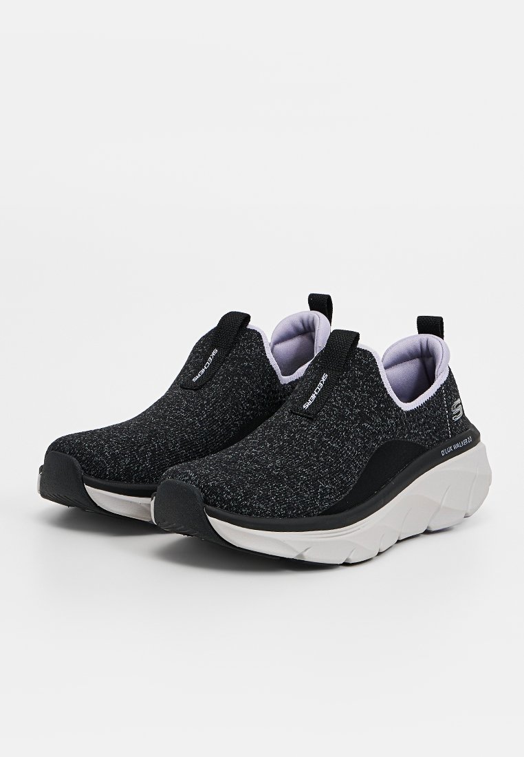Schwarze Slipper-Sneaker mit einem strukturierten Stoffobermaterial, kontrastierender Gummi-Sohle und elastischen seitlichen Akzenten für ein einfaches Anziehen.