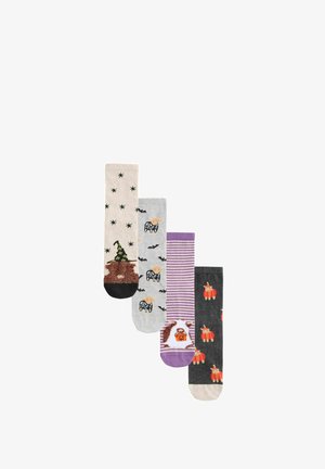 Quattro paia di calze con motivi distinti: beige con stelle e un cappello da strega, grigie con animali, a righe viola e grigio scuro con zucche.