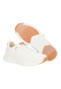 Weiße Sneakers mit strukturiertem Stoff und glatten Lederakzenten. Schnürdesign mit einer weichen, gepolsterten Zwischensohle und einer Gummisohle in Pfirsichtönen.