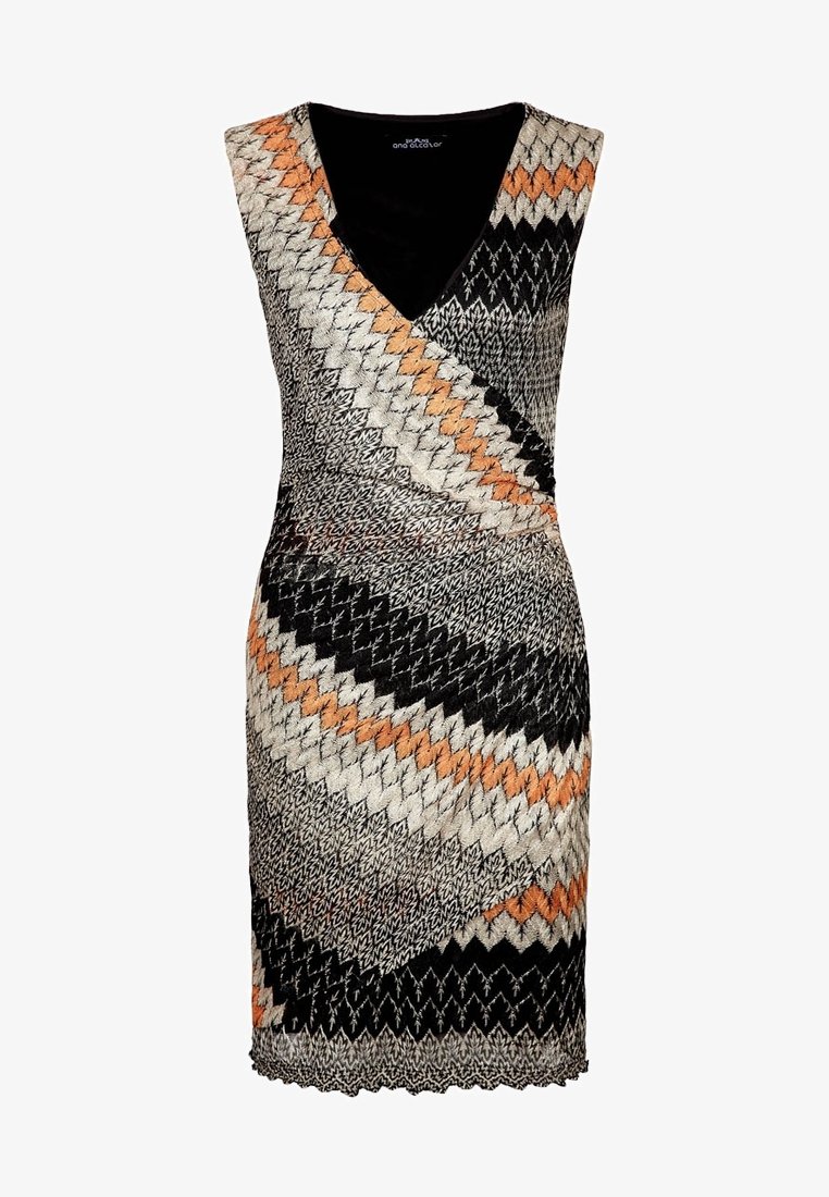 Zavinovací šaty s cik-cak vzorem v černé, bílé a oranžové barvě. Výstřih do V, bez rukávů a detaily s třepením na spodním lemu.