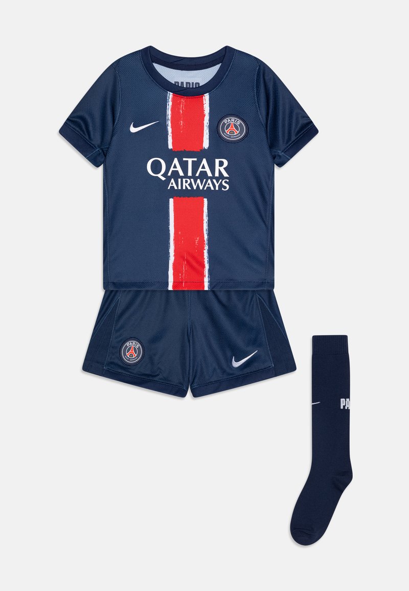 Das marineblaue Fußballtrikot besteht aus einem Shirt mit rotem vertikalen Streifen und Teamlogo, passenden Shorts und einer kniehohen Socke mit Logo.