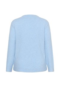 Pull bleu clair, fabriqué en matière douce, doté d'un col rond et de manches longues. Texture globale lisse avec un design décontracté.