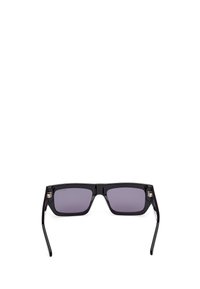 Černé obdélníkové sluneční brýle s tmavě šedými skly, plastovým rámem a elegantními nohami se subtilními kovovými akcenty.