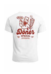 Weißes T-Shirt mit rotem Grafikdesign eines Chefs, der einen Döner hält, mit dem Text "Döner Spezial" und "24/7 geöffnet". Weiches Material.