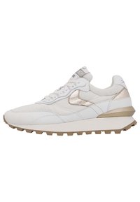 Sneaker bianco in pelle con una finitura testurizzata, dotata di un accento metallico oro, lacci tondi e una suola robusta color tan.