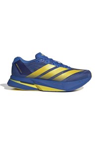 Blauer Sportschuh mit gelben Akzenten, verfügt über ein strukturiertes Mesh-Obermaterial, schlankes Design, gebogene Sohle und drei diagonale Streifen an der Seite.