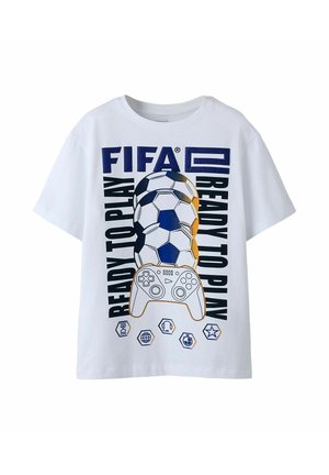 T-shirt blanc avec le texte « FIFA », des ballons de football empilés, une manette de jeu vidéo et « Ready to Play » imprimé verticalement des deux côtés.