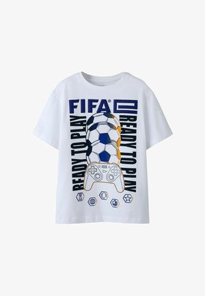 T-shirt blanc avec le texte « FIFA », des ballons de football empilés, une manette de jeu vidéo et « Ready to Play » imprimé verticalement des deux côtés.