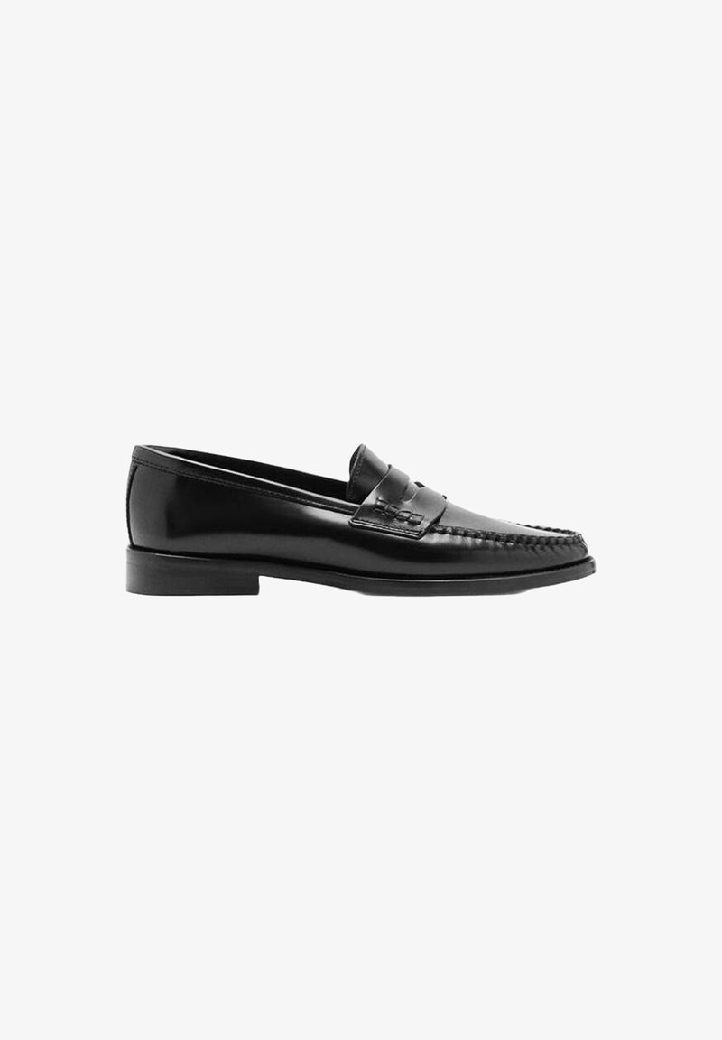 Mocassin penny en cuir noir avec petit talon et surpiqûres moc toe, profil latéral sur fond blanc.
