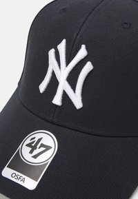 Gorra de béisbol azul marino con el logotipo "NY" bordado en blanco. Presenta una corona estructurada y un visor plano. Incluye una etiqueta con "47" y tamaño "OSFA".