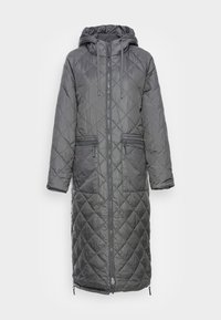 Cappotto lungo imbottito grigio scuro con cappuccio, chiusura frontale con zip e tasche con zip, esposto su uno sfondo bianco.